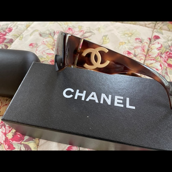 Chanel - Picture 5 of 6